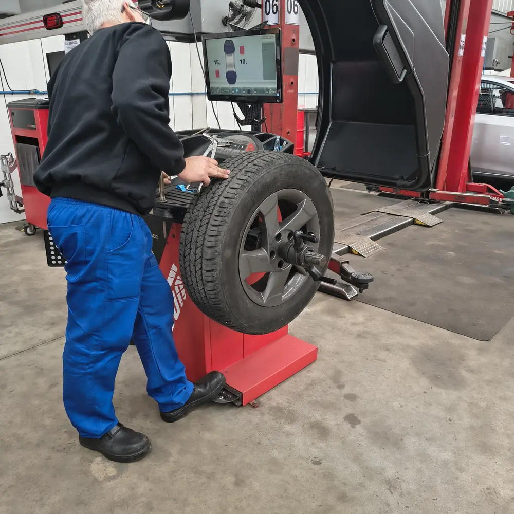 Balanceamento de rodas para evitar desgaste precoce de pneus.